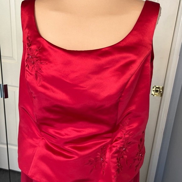 Bella Formals by Venus Red Formal Bridesmaid Dress Embroidered Sleeveless - Picture 2 of 7